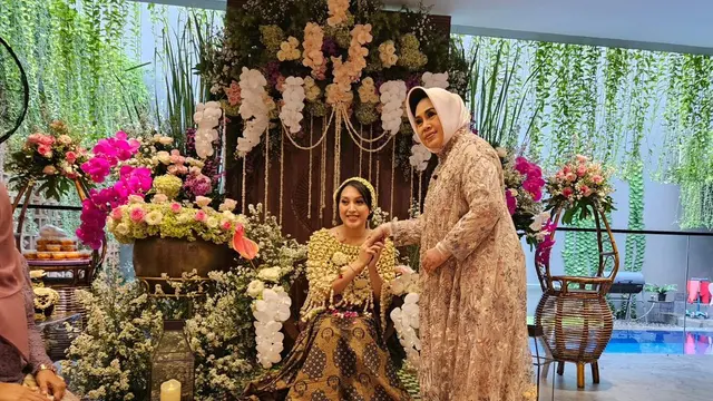 Potret siraman 7 bulanan Afifah anak Hetty Koes Endang (Sumber: Instagram/@hke57)