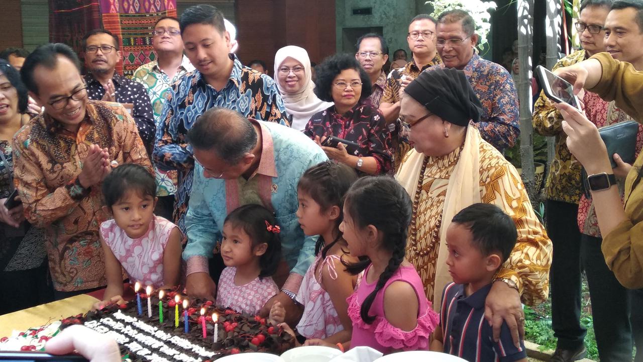 Menteri KOordinator Bidang Perekonomian Darmin Nasution merayakan ulang tahun ke-70 bersama cucu di kantornya ( Wilfridus Setu Embu/Merdeka.com)
