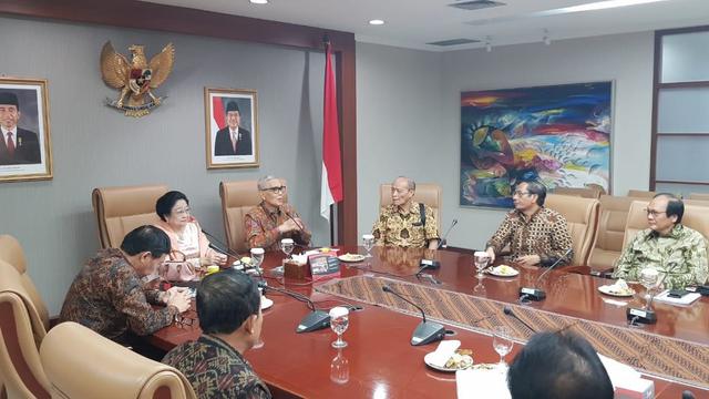 Mahfud MD saat rapat di Badan Pembinaan Ideologi Pancasila bersama Megawati, Try Sutrisno, Buya Syafei Ma’arif.