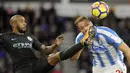 Kaki dari gelandang Manchester City, Fabian Delph, mengenai wajah dari striker Huddersfield, Laurent Depoitre, pada laga Premier League di Stadion John Smith, Huddersfield, Minggu (26/11/2017). Huddersfield kalah 1-2 dari City. (AP/Rui Viera)