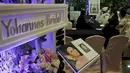 Pengunjung melihat salah satu Stand Pameran "Wedding Open House" di Hotel Grand Mercure, Jakarta, Sabtu (20/2/2016). Pameran serta Fashion Show Wedding Open House ini di gelar dari tanggal 20 - 21 Februari Mendatang. (Liputan6.com/Johan Tallo)