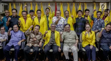 Ketua Umum ILUNI UI Arief Budhy Hardono ( Keempat dari kanan) Rektor UI Muhammad Anis (ketiga dari kiri) foto bersama usai memberikan pernyataan sikap bersama ILUNI UI dan Mahasiswa UI di Sekretariat ILUNI UI Kampus UI Salemba, Jakarta, Rabu (24/4). (Liputan6.com/Faizal Fanani)