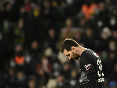Reaksi penyerang Paris Saint-Germain (PSG) Lionel Messi saat bertandang ke markas Nantes pada laga pekan ke-25 Ligue 1 Prancis di Stade de la Beaujoire, Minggu (20/2/2022) dinihari WIB. PSG secara mengejutkan takluk 1-3 dari Nantes. (LOIC VENANCE/AFP)