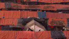 Seorang pria Muslim Rohingya berjalan melewati tenda-tenda pengungsian di kamp pengungsi Jamtoly, Bangladesh (15/1). Etnis Rohingya yang mengungsi di Bangladesh akan segara dipulangkan ke Myanmar.  (AP Photo / Manish Swarup)