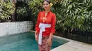 Vanessa Angel juga terlihat beberapa kali mengenakan kebaya Bali di unggahan Instagramnya. Namun kali ini sebagai selebrasi HUT ke-76 RI, Vanessa memadukan kebaya merah dengan sabuk prada berwarna putih. (Instagram/vanessaangelofficial).