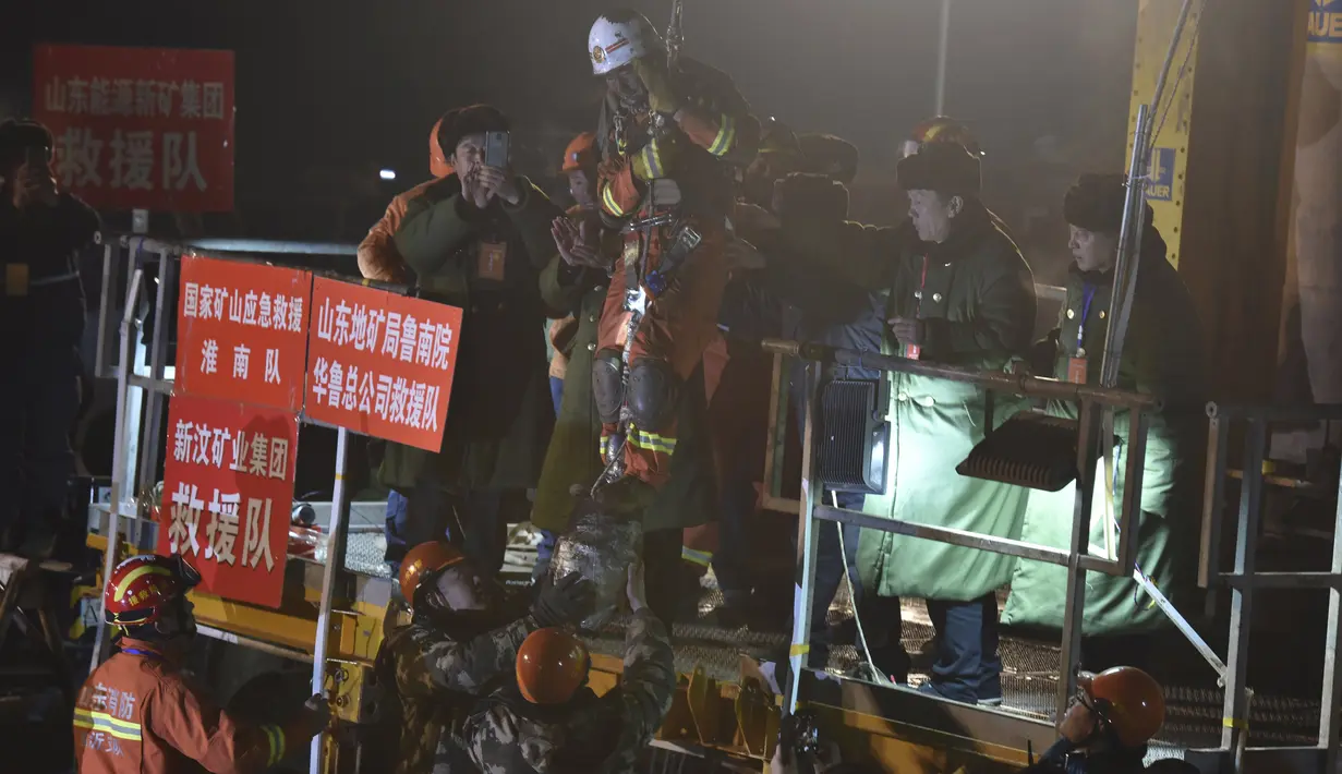 Tim penyelamat berusaha membantu penambang yang berhasil diangkat dari tambang yang runtuh di Pingyi, Provinsi Shandong, China, Jumat (29/1). Empat penambang berhasil diselamatkan setelah terperangkap selama 36 hari di bawah tanah. (REUTERS/China Daily)