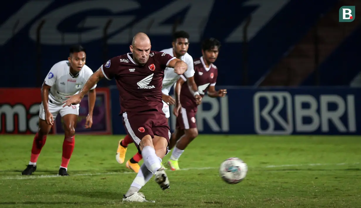 Tim Juku Eja mendapatkan hadiah penalti setelah pelanggaran yang dilakukan bek Persipura. Anco Jansen sendiri yang tampil sebagai eksekutor penaltinya di menit ke-13. Striker asal Belanda itu mengarahkan bola ke kanan gawang Persipura. (Bola.com/Bagaskara Lazuardi)
