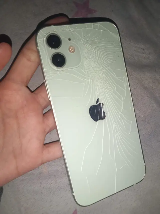 6 Potret Apes HP iPhone Retak Ini Bikin Senyum Tipis, Harus Rogoh Kocek Dalam