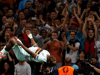 Striker Belgia, Michy Batshuayi, melakukan salto setelah mencetak gol ke gawang Hungaria dalam laga 16 besar Piala Eropa 2016 di Stadium de Toulouse, Toulouse, (26/6/2016). (Reuters/Sergio Perez)