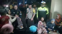 Kapolres Garut AKBP Budi Satria Wiguna menyapa para korban gempa Donggala-Palu (Liputan6.com/Jayadi Supriadin)