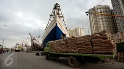 Suasana bongkar muat semen di Pelabuhan Sunda Kelapa, Jakarta, Selasa (2/5). Badan Pusat Statistik (BPS) mencatat Indeks Harga Perdagangan Besar (IHPB) bahan bangunan dan kontruksi pada April 2017 mengalami kenaikan. (Liputan6.com/Johan Tallo)