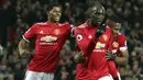 Striker Manchester United, Romelu Lukaku, melakukan selebrasi usai mencetak gol ke gawang Newcastle United pada laga Premier League di Stadion Old Trafford, Sabtu (18/11/2017). Manchester United menang 4-1 atas Newcastle United. (AP/Martin Rickett)