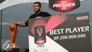 Penyerang Persib, Zulham Zamrun saat menerima penghargaan sebagai pemain terbaik dalam Piala Presiden di Stadion GBK, Jakarta, Minggu (18/10/2015). Persib berhasil mengalahkan Sriwijaya FC Palembang dengan skor 2-0. (Liputan6.com/Yoppy Renato)