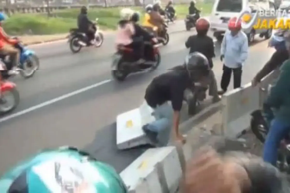 Pemotor Jebol Pembatas Busway Demi Hindari Razia Polisi