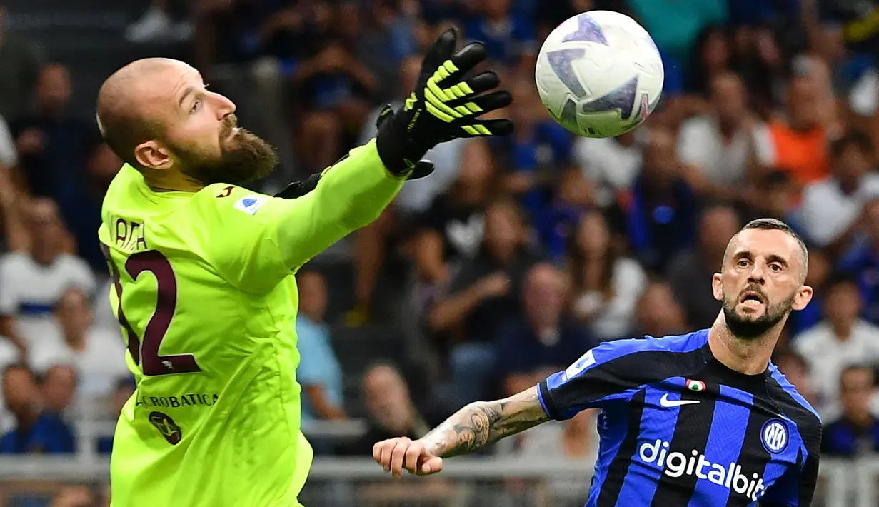Sempat bermain untuk kesebelasan asal Polandia, Lechia Gdansk, Vanja kini berkarier di Italia seperti sang kakak dengan bergabung ke Torino dan menjadi kiper utama hingga kini. (AFP/Isabella Bonotto)