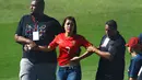 Salah satu suporter wanita terlihat diamankan petugas keamanan saat mencoba masuk ke dalam lapangan latihan Timnas Portugal di Campinas, Brasil, (14/6/2014). (REUTERS/Mauro Horital)