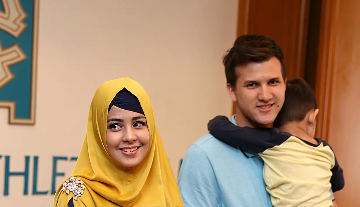 Stuart Colin terlihat menggendong anak dari Risty Tagor saat perskon pernikahannya. (Galih W.Satria/Bintang.com)