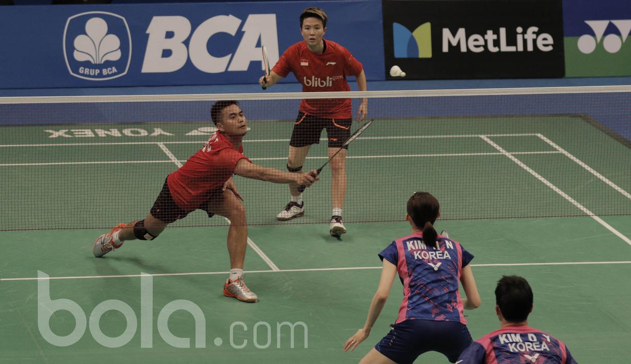 Pasangan Tontowi Ahmad/Liliyana Natsir, mengahadapi pasangan Korea, Kim Dukyoung/Kim Ha Na di Indonesia Open 2017 di JCC, Selasa (13/6/2017). Ganda Campuran Indonesia itu menang dengan skor 19-21, 21-19, dan 21-18. (Bola.com/M Iqbal Ichsan)