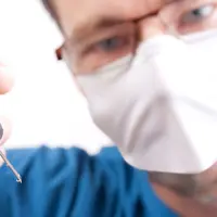 Bikin ngakak! Cowok di Thailand ini padahal punya tato tapi nangis kejer saat mau disuntik, huahahaha.