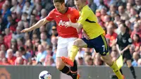 Sebastian Larsson berduel dengan Michael Carrick (ANDREW YATES / AFP)