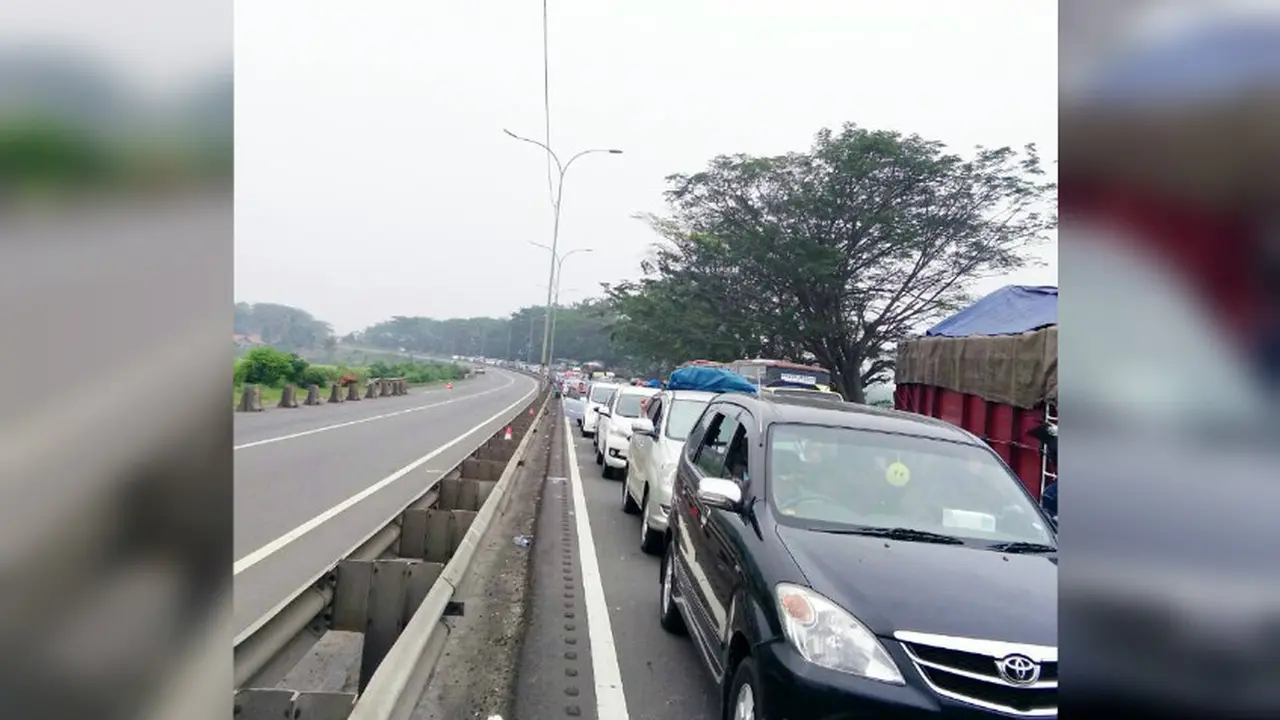 Antrian kendaraan  jelang pintu keluar Tol Merak (Istimewa)