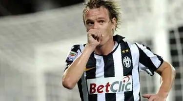 Selebrasi khas gol winger Juventus Milos Krasic ke gawang Cagliari dalam lanjutan Serie A yang berlangsung di Grande Olimpico, Turin,26 September 2010. AFP PHOTO / VINCENZO PINTO 