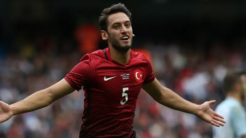 Gelandang asal Turki, Hakan Calhanoglu, dikabarkan segera menjadi pemain baru AC Milan.