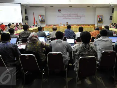 KPU menggelar rapat koordinasi penggunaan aplikasi sistem informasi logistik (Silog) Pilkada 2015 di Kantor KPU Pusat, Jakarta, Rabu (30/9/2015). Rapat dipimpin komisioner KPU Hadar Nafis Gumay dan Arief Budiman. (Liputan6.com/Helmi Afandi)