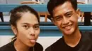 Arhan dan Azizah ini semakin kompak saja. Terbukti, baju yang mereka kenakan sama-sama hitam. Ekspresi keduanya yang tampak sumringah bikin netizen ikut baper melihat potret kebersamaan mereka. (Liputan6.com/TikTok/abcdine)