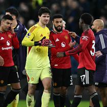 Senne Lammens menjadi pemain lain yang tak kalah penting dalam kemenangan Manchester United atas Everton di Liga Inggris 2025/2026 pada Senin (23/02/2026) waktu setempat. (AFP/Paul Ellis)