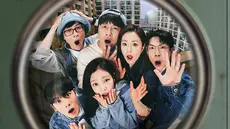 Poster utama yang baru dirilis menggambarkan suasana realistis dari setting apartemen gaya lama Korea, dengan ekspresi mata terbelalak dari enam penghuni yang tertangkap melalui lubang intip. (Foto: tvN)