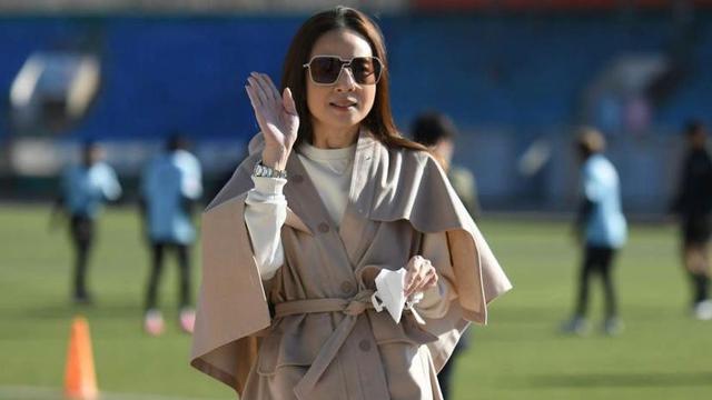 14 Gaya Modis Madam Pang di Lapangan Hijau, Crazy Rich yang Jadi Manajer Timnas Thailand