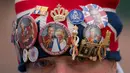 John Loughrey mengenakan topi yang dihiasi dengan memorabilia kerajaan sambil berdiri di sepanjang rute Penobatan Raja di The Mall di London, Selasa, 2 Mei 2023. (AP Photo/Vadim Ghirda)