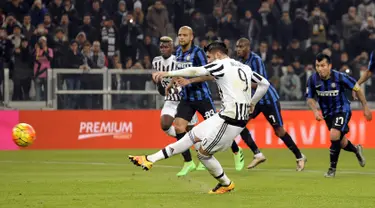 Penyerang Juventus, Alvaro Morata saat melakukan penalti melawan Inter Milan dalam pertandingan leg pertama Coppa Italia di Stadion Olympic, Turin, (28/1/2016). Juventus menang atas Inter Milan dengan skor 3-0. (REUTERS/Giorgio Perottino)