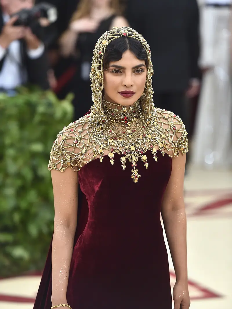 [Bintang] Tampil Cantik di Met Gala 2018, Priyanka Chopra Tuai Pujian