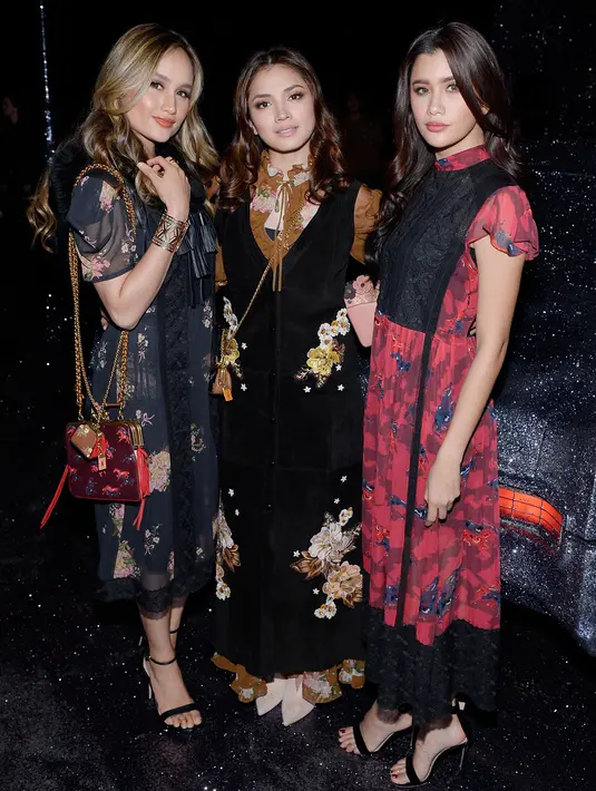 Cinta Laura Kiehl, Praiya Soandokmai, dan Fazura berfoto bersama Gomez saat menghadiri peragaan busana Coach Spring 2019 di New York Fashion Week, New York (13/9). (Roy Rochlin /Getty Images for Coach/AFP)