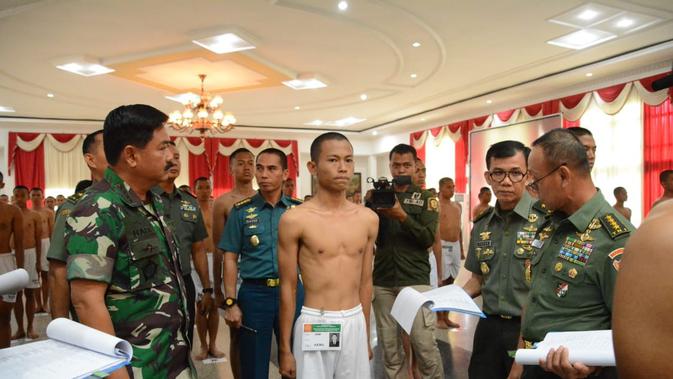Capratar Akmil asal Purbalingga, anak seorang tukang bubur keliling, Imron Ichwani saat bertemu dengan Panglima TNI. ( Foto: Liputan6.com/Dinkominfo PBG/Muhamad Ridlo).