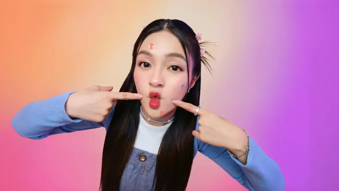 Solusi Tampil Percaya Diri ala Eca Aura dengan Acne Patch Hologram, "Kesayangan" Baru untuk Atasi Jerawat! (Foto dok : Derma Angel/Artemis Indonesia)