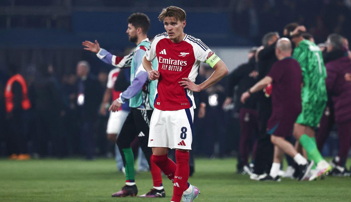 Ekspresi kecewa pemain Arsenal, Martin Odegaard saat timnya kalah dari PSG dalam laga leg 2 semifinal Liga Champions 2024/2025 di Parc des Princes, Paris, Prancis, Rabu (07/05/2025) waktu setempat. (AFP/Thibaud Moritz)