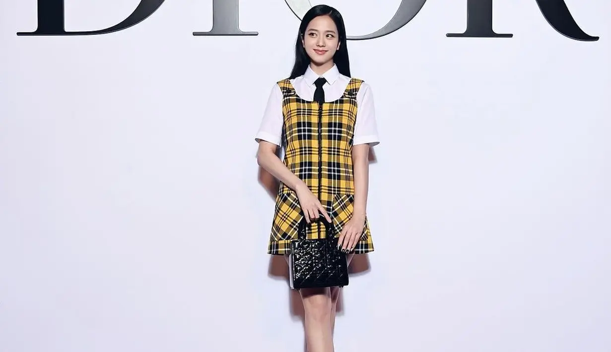 Hadir sebagai tamu undangan VIP Dior pada show Dior di Paris Fashion Week 2022, Jisoo BLACKPINK terlihat membawa Small Lady Dior Bag berwarna hitam yang harganya diperkirakan sekitar Rp49 jutaan. Foto: Instagram.