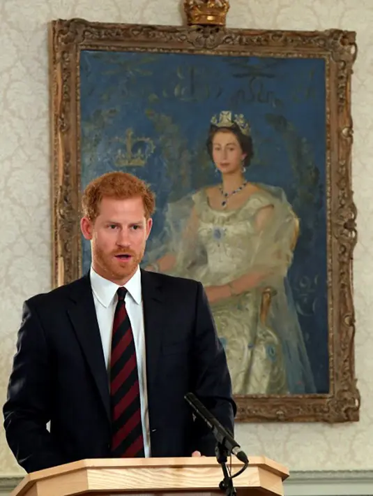Tak lagi bicara kemewahan, Pangeran Harry yang kerap hidup mewah saat masih kecil hingga remaja, kini tumbuh menjadi pria dewasa yang sudah mengubah gaya hidupnya. Begitu juga dengan konsep pernikahannya. (AFP/Toby Melville)