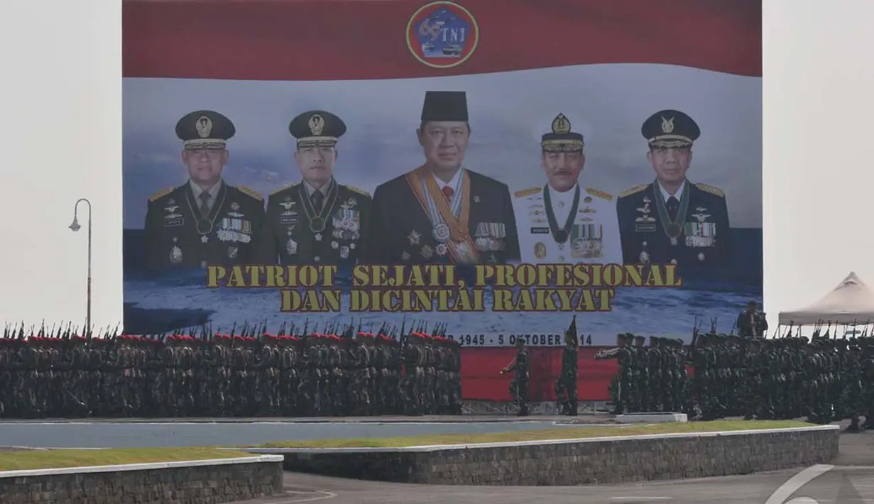 Menurut SBY, rakyat akan bangga jika memiliki tentara yang kuat. Pesan SBY untuk prajurit TNI untuk terus menjunjung tinggi kesatuan dan bekerja keras membela NKRI, Surabaya, Selasa (07/10/2014) (Liputan6.com/Johan Tallo) 