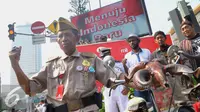 Sejumlah warga mengenakan atribut khusus melakukan aksi di sekitar lokasi Ledakan Thamrin, Jakarta, Minggu (17/1/2016). Mereka mengajak seluruh warga Jakarta untuk tidak takut pada teroris (Liputan6.com/Faisal R Syam)