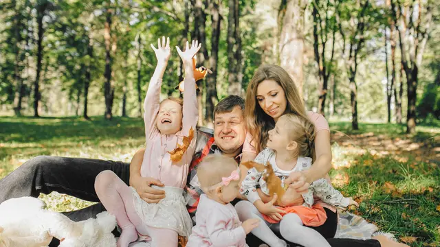 1. Piknik Kecil di Halaman atau Taman