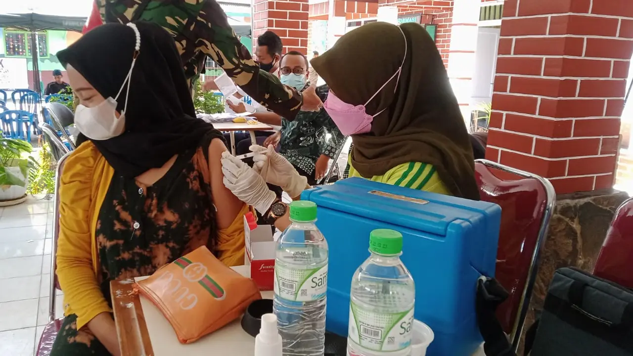 Warga Bawean melakukan vaksinasi. (Dian Kurniawan/Liputan6.com)
