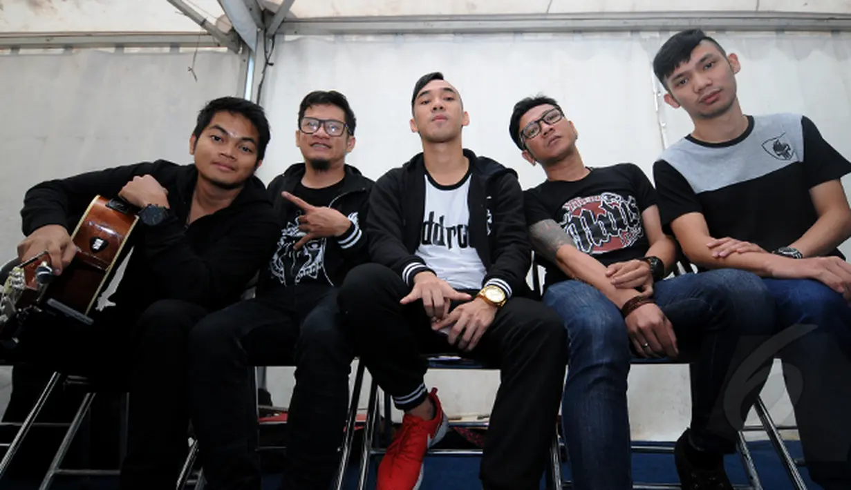 Dibya Dika (kiri) berpose bersama Ikmal Tobing (tengah) jelang beraksi di panggung inBox di Cibinong Square, Bogor, Kamis (29/1/2015). Dibya Dika merupakan pemenang kedua Music Video Contest yang digelar Vidio.com. (Liputan6.com/Helmi Fithriansyah)