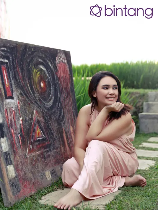 Selain menikmati perannya sebagai istri, Feby masih disibukkan dengan bisnis kosmetik yang dirintisnya. (Fotografer: Galih W Satria, Digital Imaging: Muhammad Iqbal Nurfajri)