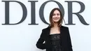 Aktris Olga Kurylenko berpose sebelum acara peragaan busana koleksi Christian Dior di Paris, Prancis, 24 September 2018. Olga Kurylenko mengaku merasa demam dan kelelahan sebelum akhirnya dinyatakan positif terjangkit virus corona COVID-19. (Photo by Anne-Christine POUJOULAT/AFP)