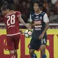 Gelandang Arema FC, Hanif Sjahbandi, memberikan bola kepada bek Persija Jakarta, Rezaldi Hehanussa, pada laga Liga 1 di SUGBK, Jakarta, Sabtu (31/3/2018). Persija menang 3-1 atas Arema FC. (Bola.com/Vitalis Yogi Trisna)