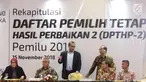 Ketua KPU Pusat, Arief Budiman (kedua kiri) bersiap memimpin pleno Rekapitulasi Daftar Pemilih Tetap Hasil Perbaikan (DPTHP) 2 di Jakarta, Kamis (15/11). Rapat dihadiri perwakilan partai politik peserta Pemilu 2019. (Liputan6.com/Helmi Fithriansyah)